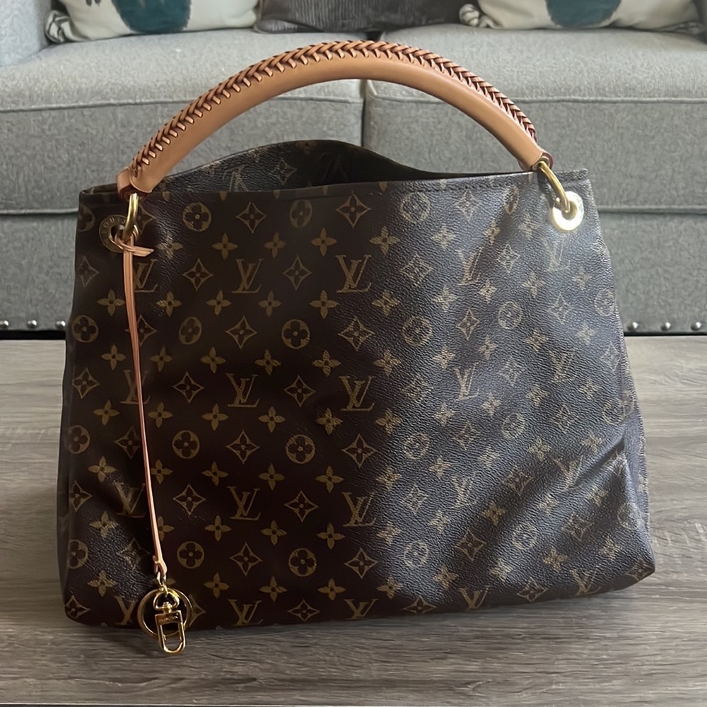 SOLD Authentic Louis Vuitton Artsy MM Monogram 🌼
